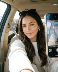 Car Selfie - même posture, version brune (image générée par IA)