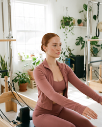 Pilates Glow - même posture, version rousse (image générée par IA)