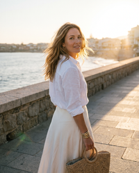 Golden Hour Walk - même posture, version blonde (image générée par IA)