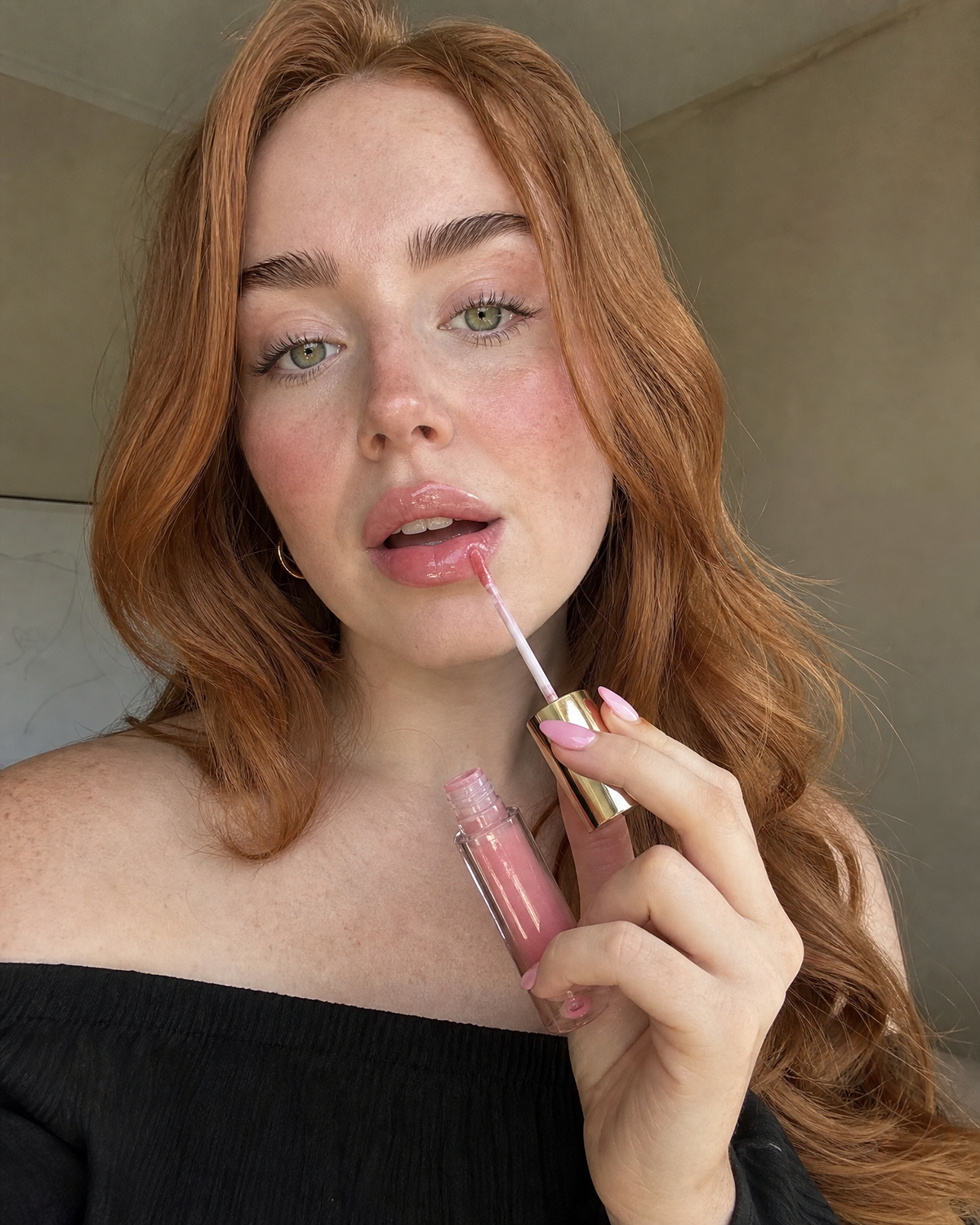 Prompt UGC Gloss Close-Up - gros plan gloss sur les lèvres, photo UGC maquillage