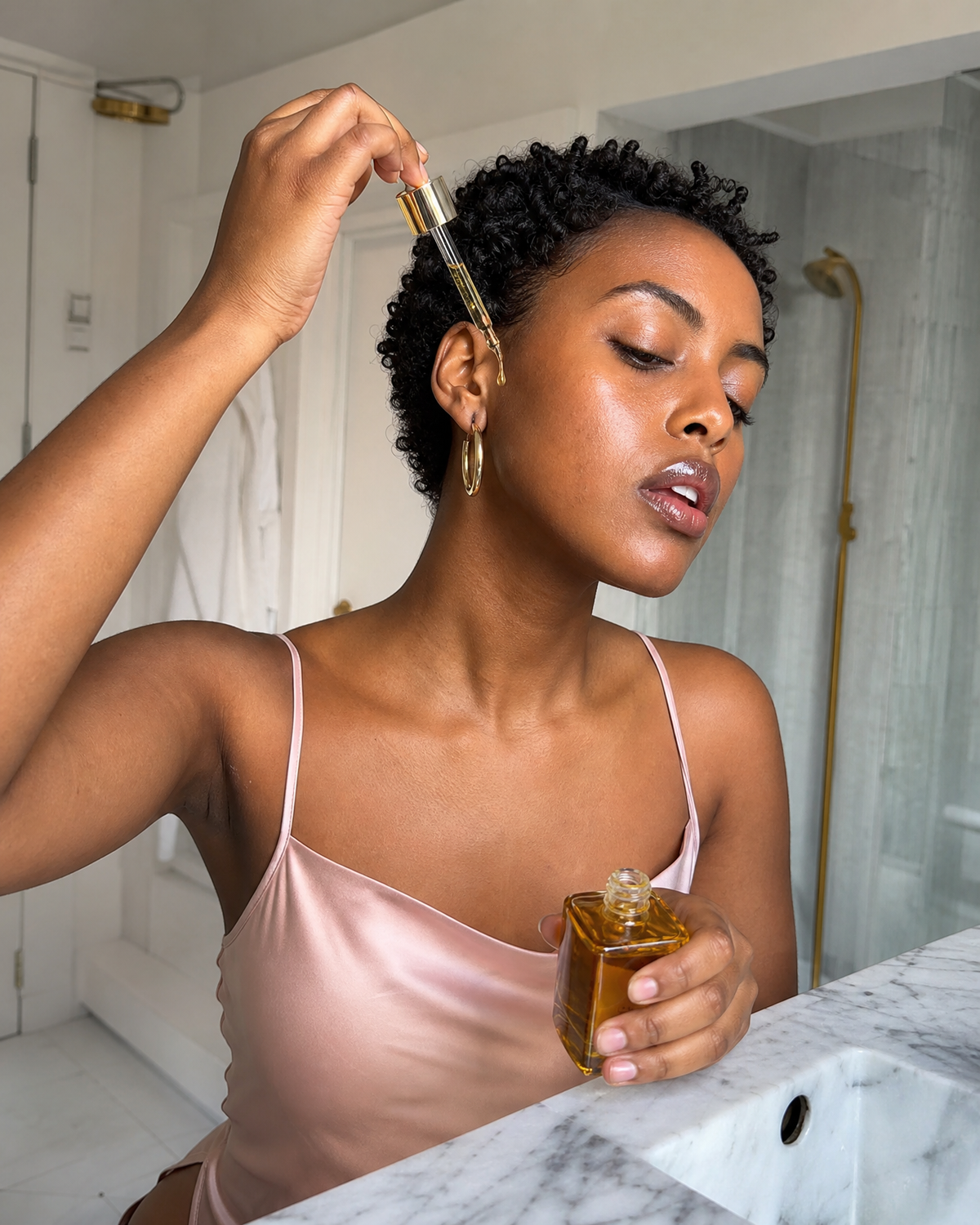 Prompt UGC Serum Drop - goutte de sérum devant le miroir, photo IA réaliste