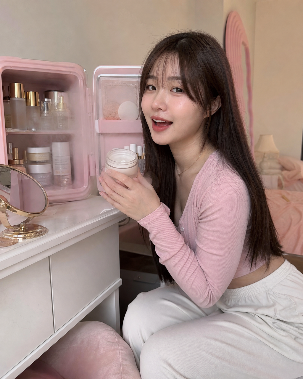 Prompt UGC Beauty Fridge - mini frigo beauté rose, photo UGC girly