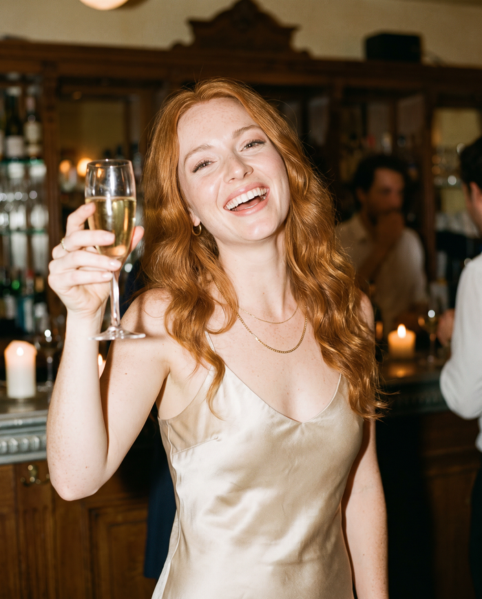 Champagne Toast - exemple de photo générée par IA avec ce prompt