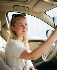 Car Selfie - même scène, version blonde (image générée par IA)