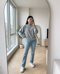 Outfit Check - même posture, look décontracté (image générée par IA)